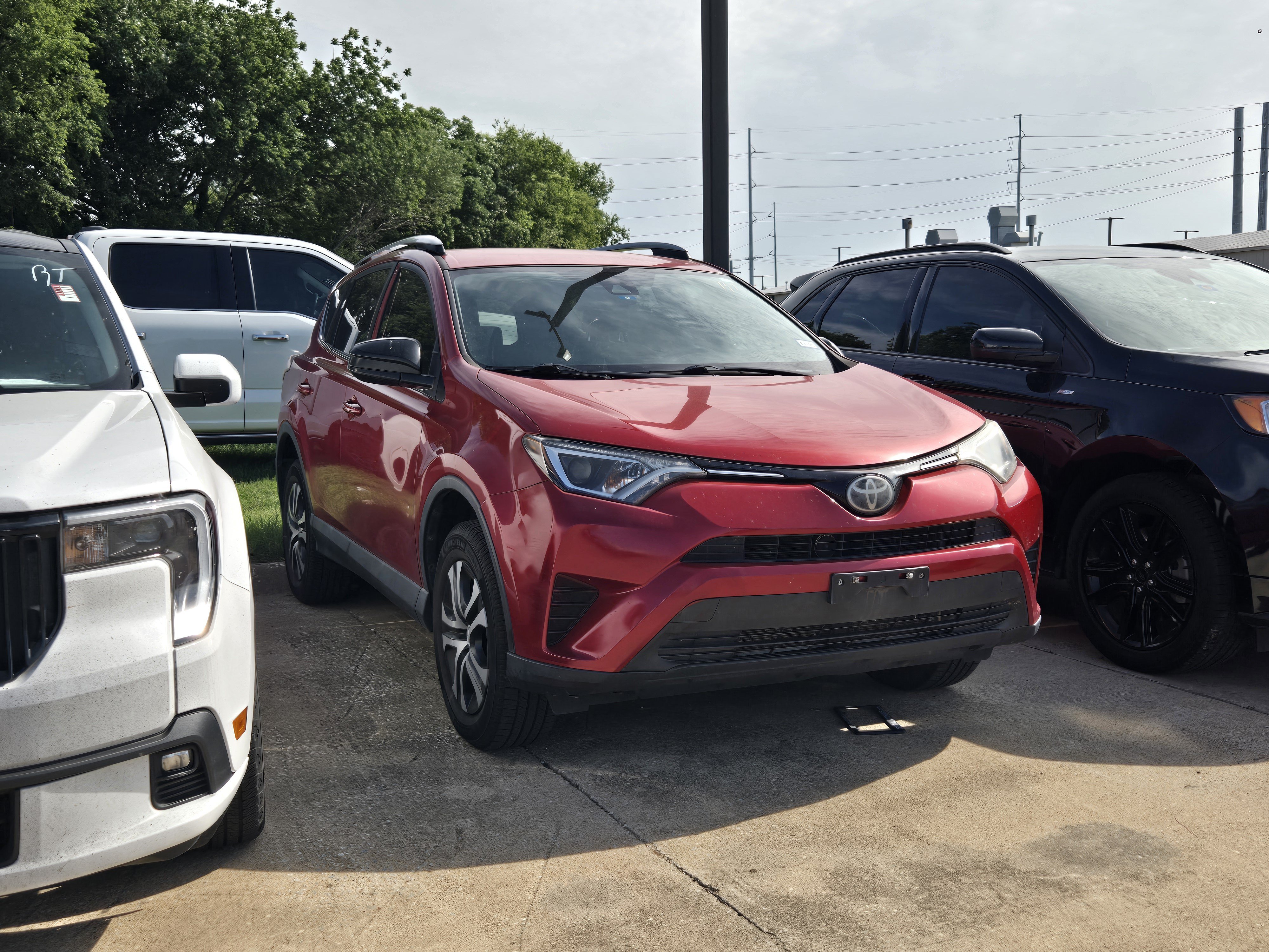 Used 2017 Toyota RAV4 LE FWD image 1