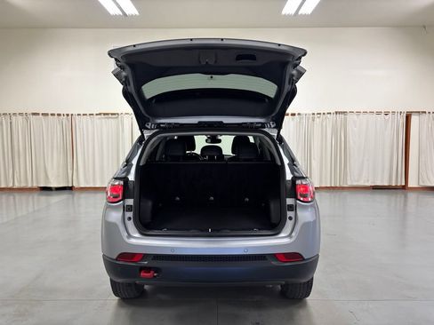 Used 2022 Jeep Compass Trailhawk w/ Trailhawk Convenience Group AWD/4WD image 9