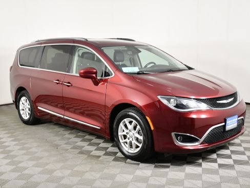 Used 2020 Chrysler Pacifica Touring-L FWD image 4