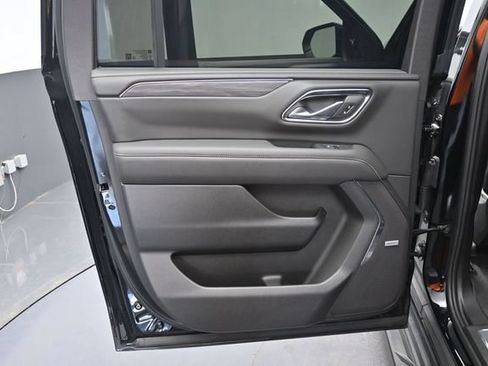 Used 2024 GMC Yukon XL SLT w/ SLT Luxury Package AWD/4WD image 12