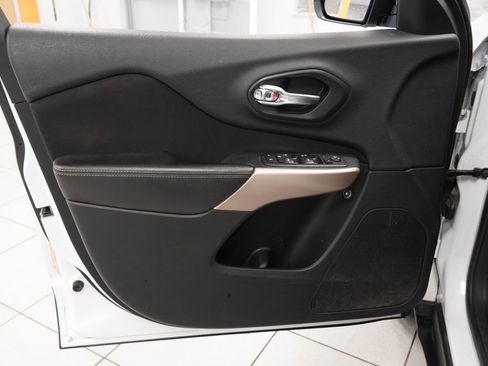 Used 2018 Jeep Cherokee Latitude w/ Altitude Package image 16