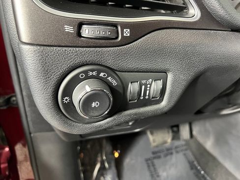 Used 2020 Jeep Cherokee Trailhawk w/ Cold Weather Group AWD/4WD image 17