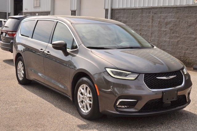 Used 2023 Chrysler Pacifica Touring-L FWD image 2