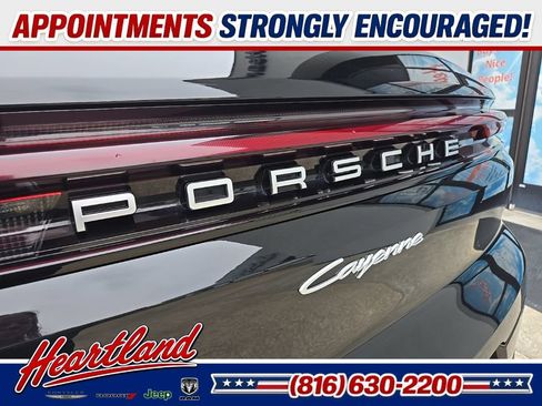 Used 2024 Porsche Cayenne w/ Premium Package AWD/4WD image 20