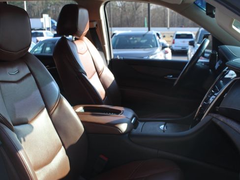 Used 2019 Cadillac Escalade Premium Luxury image 41