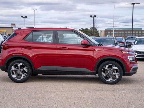 Certified 2022 Hyundai Venue SEL image 8