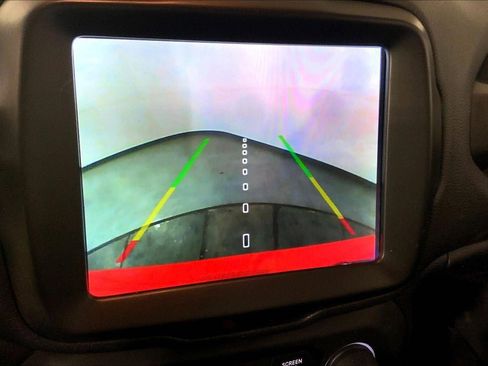 Used 2018 Jeep Renegade Latitude w/ UConnect 8.4 Nav Group image 21