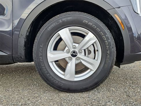 Certified 2025 Kia Sorento LX image 9