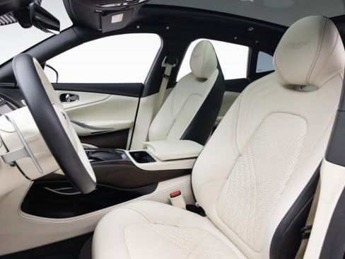 Used 2021 Aston Martin DBX image 8