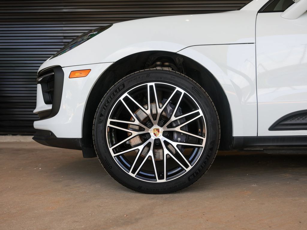 Certified 2026 Porsche Macan AWD/4WD image 13