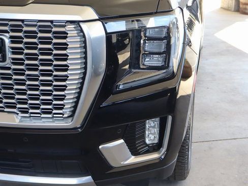 Used 2021 GMC Yukon XL Denali w/ Denali Premium Package image 10