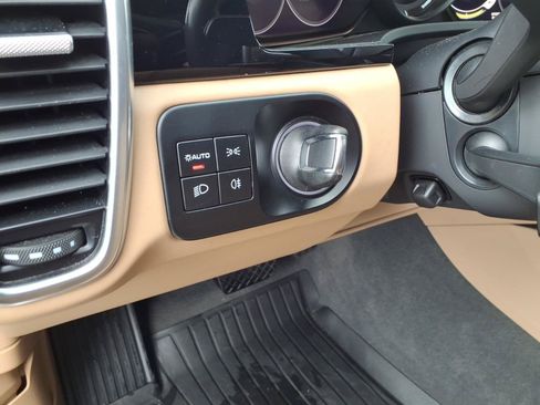 Used 2023 Porsche Cayenne Platinum Edition AWD/4WD image 30