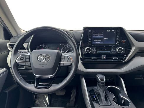 Used 2021 Toyota Highlander XLE AWD/4WD image 25