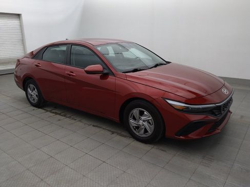Used 2025 Hyundai Elantra SE FWD image 11
