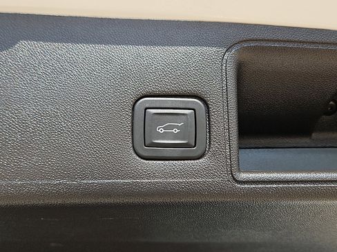 Used 2024 GMC Terrain SLT image 7