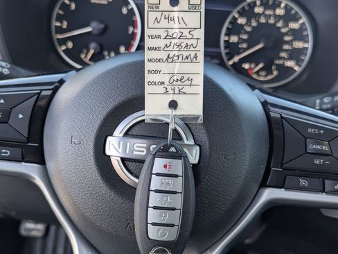 Used 2025 Nissan Altima 2.5 SR w/ SR Premium Package FWD image 37