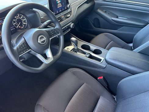 Used 2025 Nissan Altima 2.5 SV FWD image 4