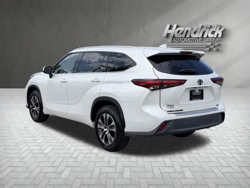 Used 2022 Toyota Highlander XLE FWD image 8