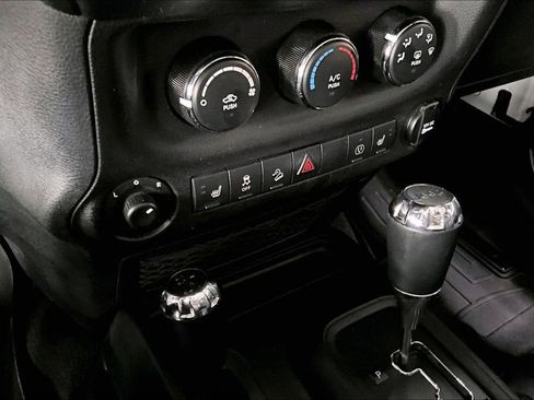 Used 2018 Jeep Wrangler Unlimited Sahara AWD/4WD image 16