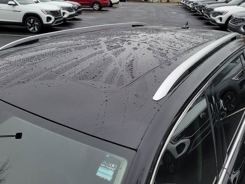 Used 2022 Volkswagen Tiguan SE w/ Panoramic Sunroof Package image 12