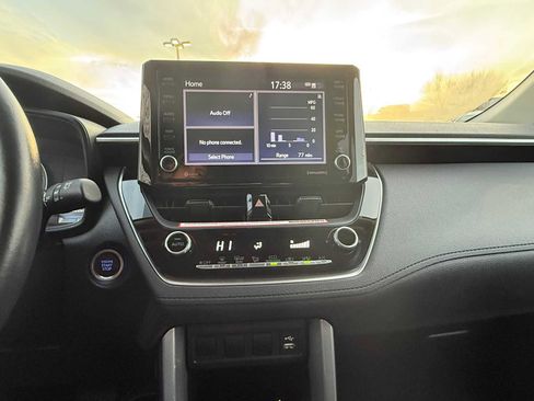 Certified 2022 Toyota Corolla Cross LE image 20