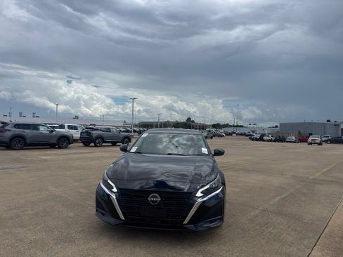 Used 2023 Nissan Altima 2.5 SV FWD image 5