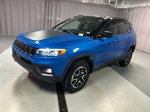 Used 2024 Jeep Compass Trailhawk w/ Trailhawk Elite Group AWD/4WD image 3