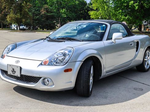 Used 2003 Toyota MR2 RWD image 3