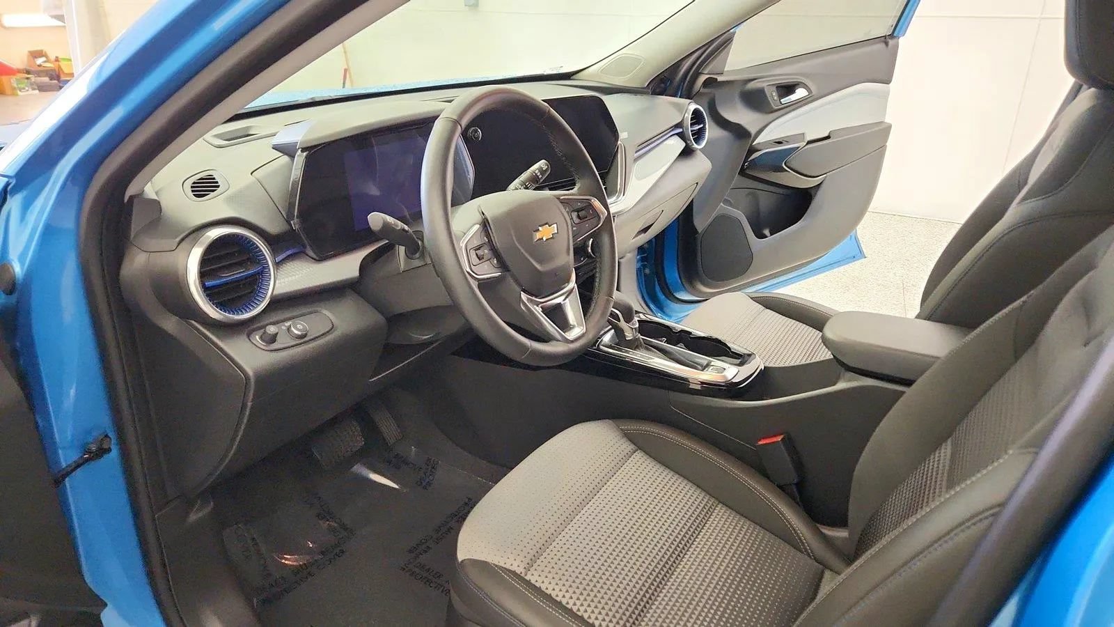 Used 2025 Chevrolet Trax LT w/ Driver Confidence Package FWD image 14
