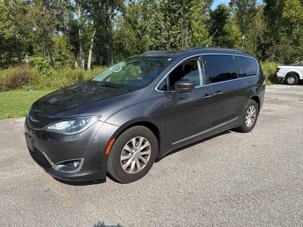 Used 2017 Chrysler Pacifica Touring-L FWD image 2