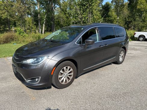 Used 2017 Chrysler Pacifica Touring-L FWD image 2