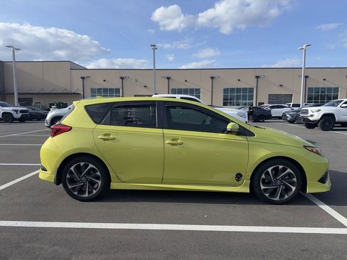 Used 2018 Toyota Corolla iM image 2