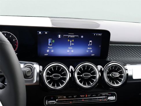 New 2025 Mercedes-Benz GLB 250 4MATIC image 23