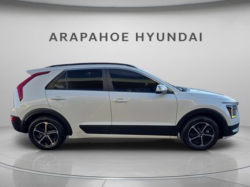 Used 2023 Kia Niro EX image 9