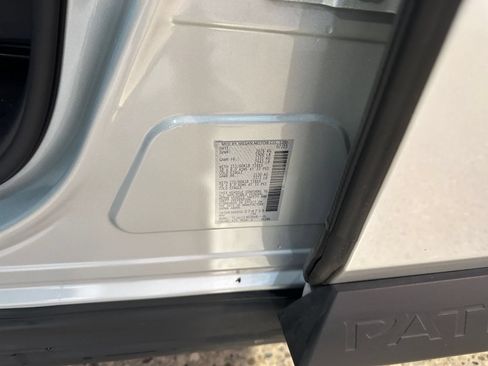 Used 2025 Nissan Pathfinder SV FWD image 31