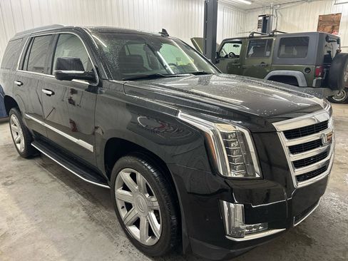 Used 2017 Cadillac Escalade Luxury AWD/4WD image 7