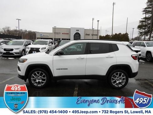 Used 2022 Jeep Compass Latitude image 2