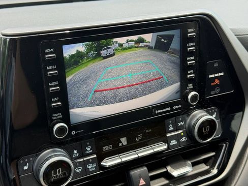 Used 2021 Toyota Highlander XLE AWD/4WD image 23
