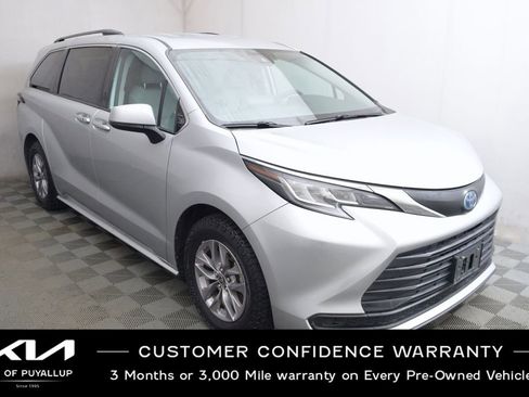 Used 2022 Toyota Sienna LE image 3