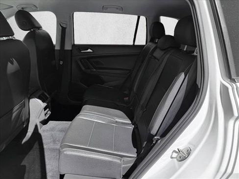 Used 2020 Volkswagen Tiguan SE AWD/4WD image 17