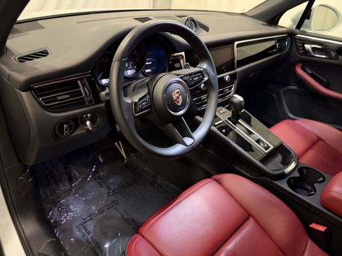 Used 2025 Porsche Macan image 4