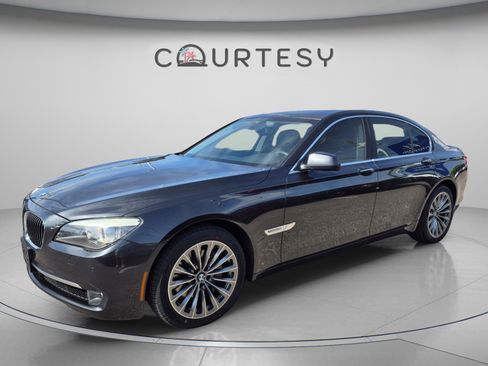 Used 2011 BMW 740i RWD image 1
