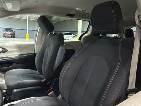 Used 2022 Chrysler Voyager LX image 12
