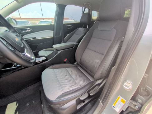 Used 2025 Chevrolet Trax LT w/ LT Convenience Package FWD image 24