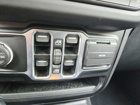 Used 2025 Jeep Wrangler Unlimited Sahara AWD/4WD image 31
