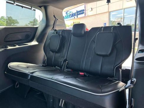 Used 2025 Chrysler Pacifica Limited FWD image 17