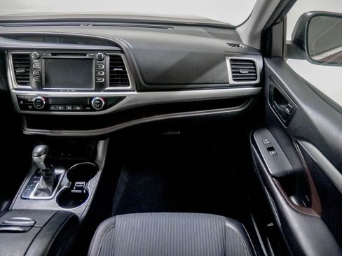 Used 2016 Toyota Highlander Plus FWD image 30