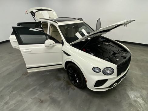Used 2024 Bentley Bentayga image 55