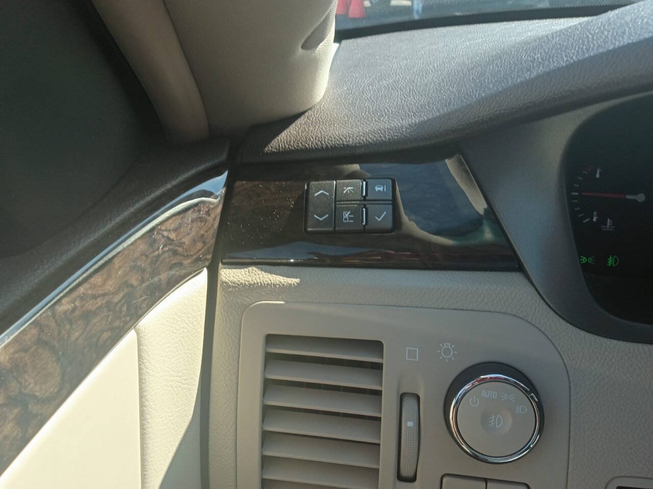 Used 2010 Cadillac DTS Luxury FWD image 17