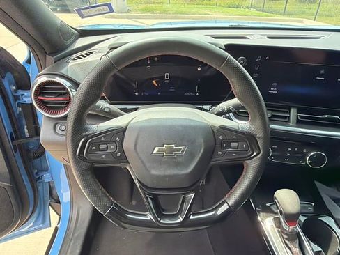 Used 2024 Chevrolet Trax RS w/ Sunroof Package FWD image 18